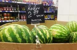 Кавуни з баржі уже продають у Києві всього по 3 грн (фото)