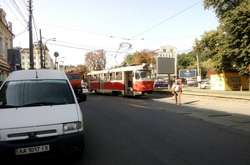 На Подолі трамвай зійшов з рейок: рух паралізовано
