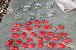 На Печерську у 18-річного хлопця спецпризначенці виявили розфасовані наркотики