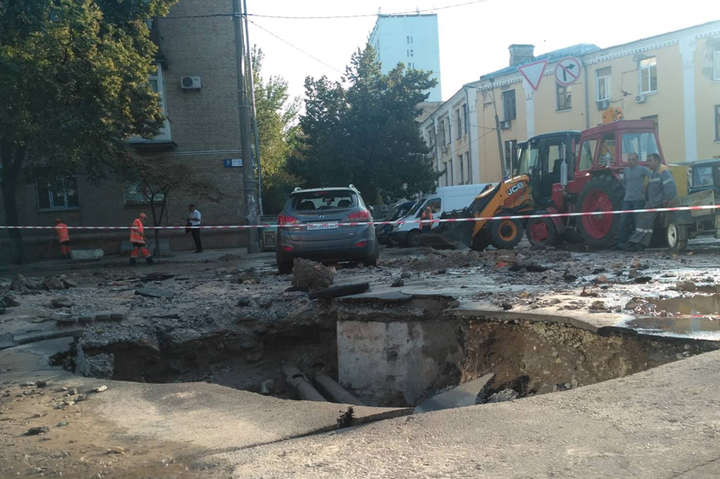 У Києві через прорив труби провалився асфальт, шматки бетону розбили автівку (фото)