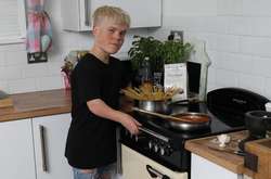 Коледж у Британії відмовився зарахувати на навчання хлопця через його зріст