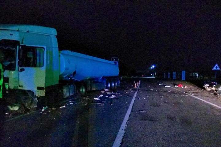 На Львівщині легковик зіткнувся з бензовозом, водій загинув