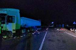 На Львівщині легковик зіткнувся з бензовозом, водій загинув