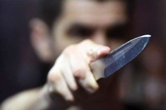 На залізничному вокзалі у Києві чоловік напав з ножем на подорожуючих