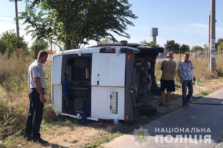 На Одещині перекинувся мікроавтобус: постраждали 11 людей