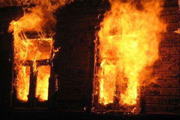 Під час гасіння пожежі у будинку на Київщині виявлено тіло людини