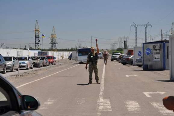 Пункти пропуску на Донбасі з вересня скоротять час роботи