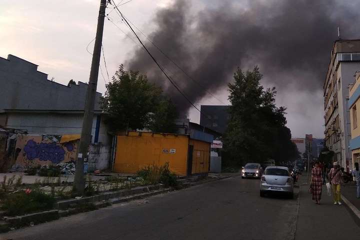 У Києві горить будівля заводу «Маяк»