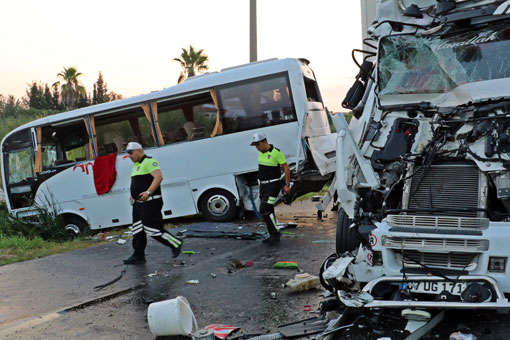 У Туреччині фура врізалась в автобус з російськими туристами 