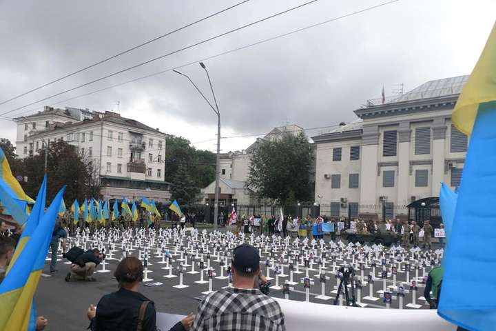 Під посольством РФ у Києві поставили хрести із фотографіями загиблих під Іловайськом