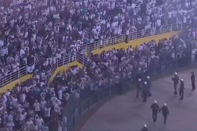 У Бразилії футбольний матч завершився масовими сутичками фанатів з поліцією (відео)