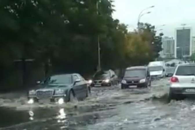 Через зливу у Києві потоп на одній із вулиць (відео)
