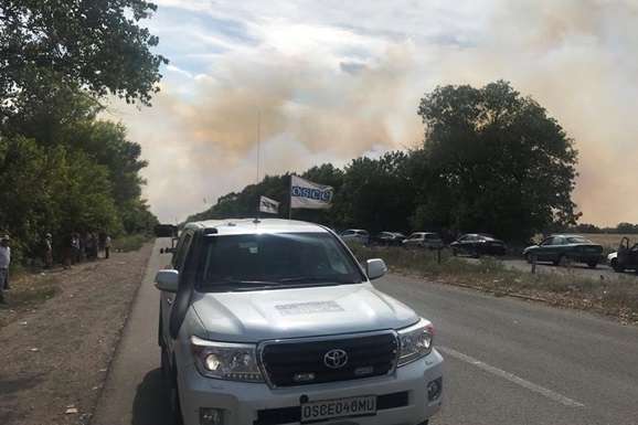 Пункт пропуску Новотроїцьке тимчасово закрили через пожежі та вибухи 