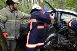 ДТП під Києвом: водія з понівеченого BMW діставали рятувальники (фото)