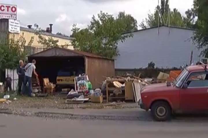 Під час демонтажу гаражів у Києві комунальники знайшли зброю