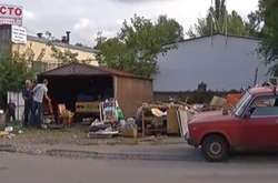 Під час демонтажу гаражів у Києві комунальники знайшли зброю