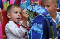 В Одесі першокласники пільгових категорій отримали подарунки до нового навчального року