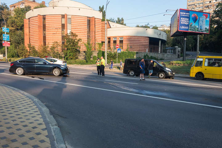У Києві серйозна ДТП через колесо, що лопнуло на ходу в автівки (фото, відео)