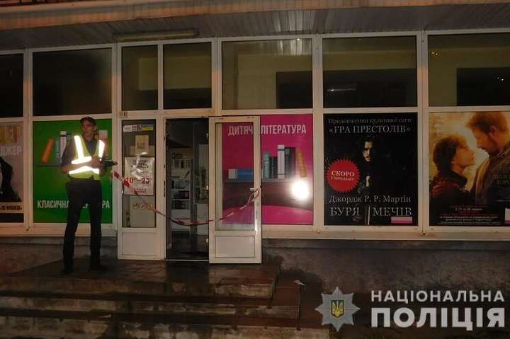 Поліція відкрила справу за фактом підпалу книгарні у Києві: фото з місця злочину
