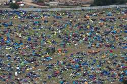 Купи сміття і 60 000 наметів залишили після себе відвідувачі фестивалю у Великобританії