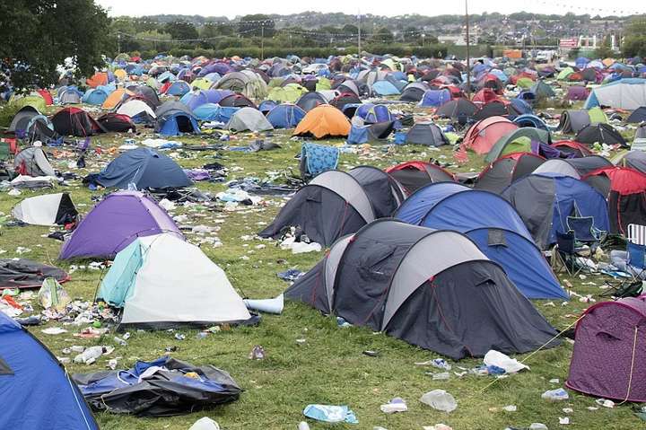 Кучи мусора и 60 000 палаток оставили после себя посетители фестиваля в Великобритании