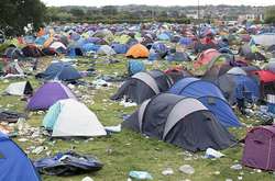 Кучи мусора и 60 000 палаток оставили после себя посетители фестиваля в Великобритании