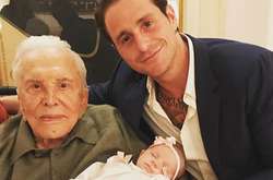 Пользователей сети умилил снимок 101-летнего отца Майкла Дугласа с правнучкой