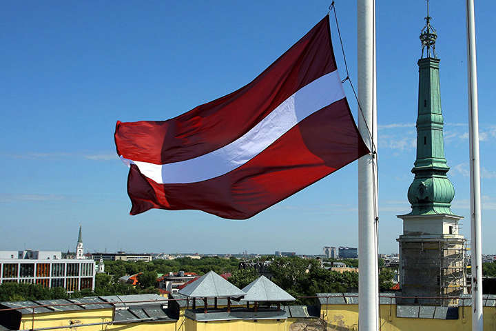 У Латвії середня зарплата зросла до тисячі євро