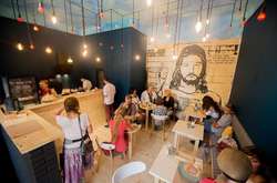 Портрет Иисуса и отсутствие цен. Как работает единственное в Украине христианское кафе