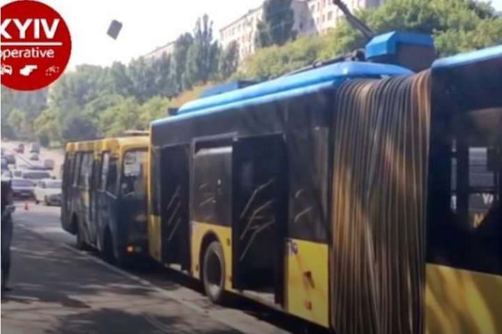 У столиці маршрутка врізалась у тролейбус, є потерпілі
