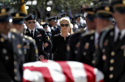 Прощання з Маккейном: церемонія пам'яті пройшла через увесь Фінікс