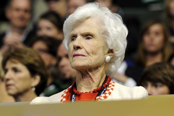 На похорон сенатора Маккейна приїде його 106-річна матір