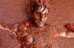 Місто перетворилося на томатне місиво. Як у Іспанії пройшла щорічна битва помідорами