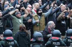  
 Під час протестів за участю правих радикалів в Хемніці 27 серпня було поранено як мінімум 18 осіб 
 