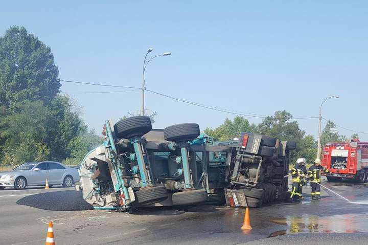 У Києві перевернулася вантажівка і залила дорогу асфальтом