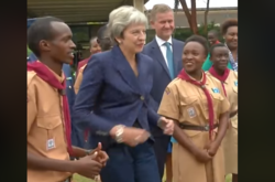 Тереза Мей знову станцювала в Африці запальний танок (відео)