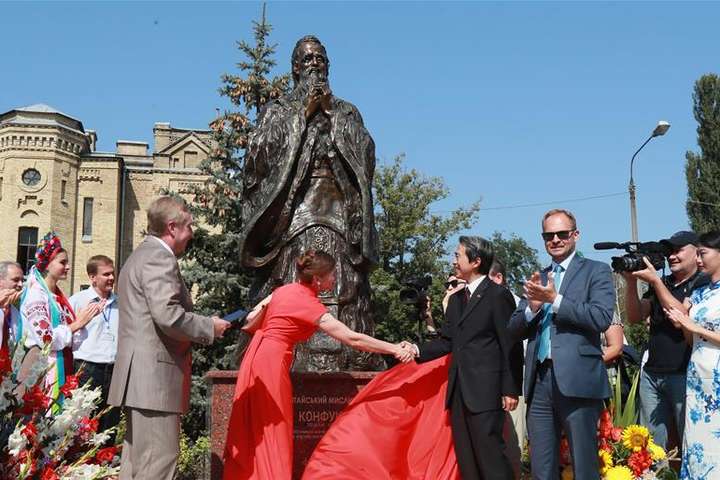 Пам’ятник Конфуцію відкрили у Києві: фоторепортаж