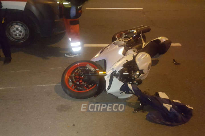 У Києві мотоцикліст збив жінку і зник з місця аварії