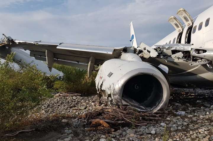 Авіаінцидент у Сочі: з’явилися фото понівеченого літака