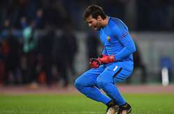 Екс-найдорожчий голкіпер світу Аліссон «відзначився», пропустивши гол в стилі Каріуса (відео)