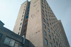 Першокурсник столичного вузу вранці намагався влізти у кімнату гуртожитку, але зірвався і загинув