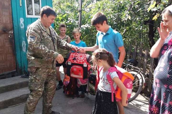 Сумські поліцейські подарували сім’ї із 8 дітьми шкільне приладдя (фото)