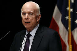 Останнє послання Путіну і Трампу: Маккейн не випадково запросив Порошенка на похорон