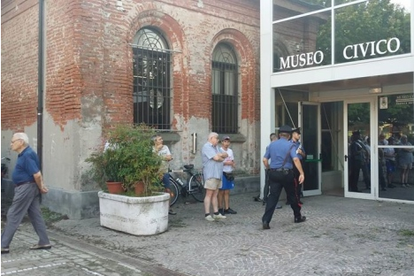 В Італії жінка з ножем напала на відвідувачів музею: є жертви