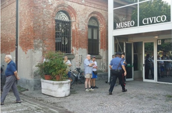 В Італії жінка з ножем напала на відвідувачів музею: є жертви