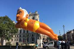 У центрі Лондона запустили 9-метрову надувну фігуру мера в бікіні