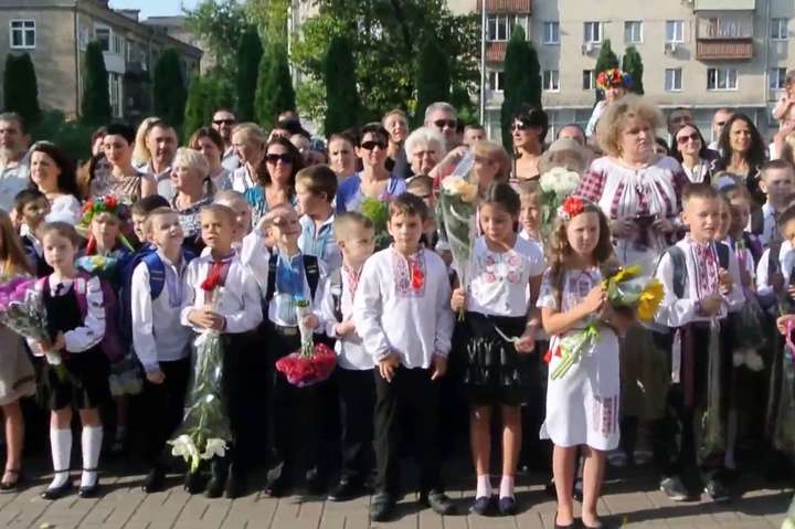 В одній зі шкіл Києва на шкільній лінійці стало погано п'яти учням 