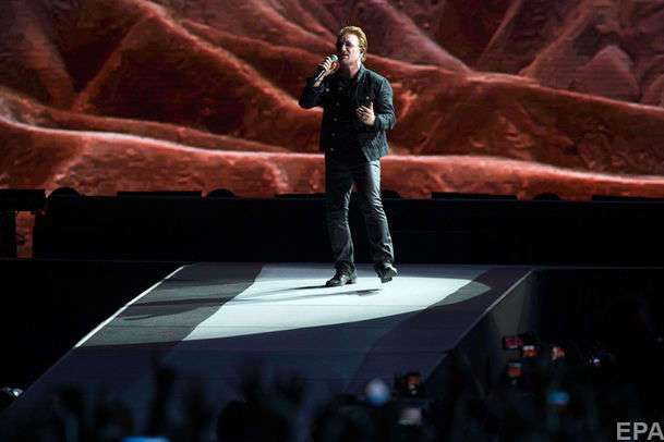 Вокаліст рок-гурту U2 втратив голос під час виступу 