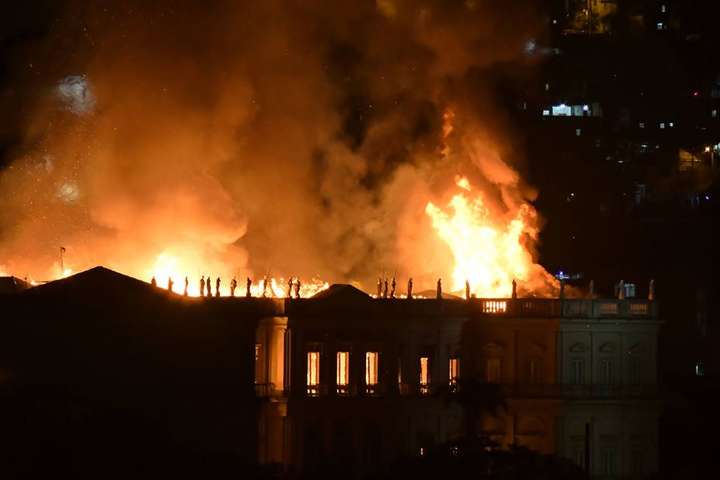 У Бразилії згорів історичний музей з 20 млн експонатів