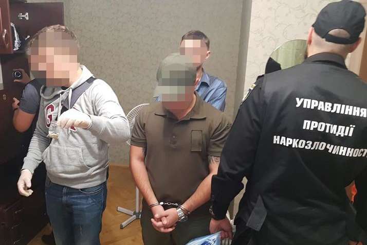 Співробітника київського СІЗО затримано за збут наркотиків ув’язненим (фото, відео)
